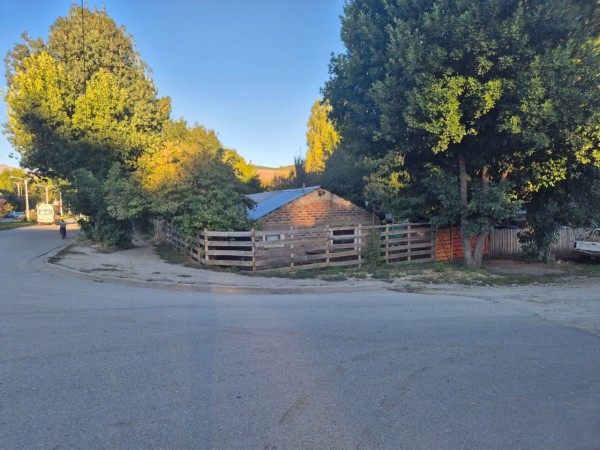 Esquina con vivienda y galpon