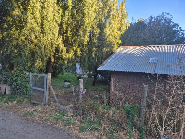 Esquina con vivienda y galpon